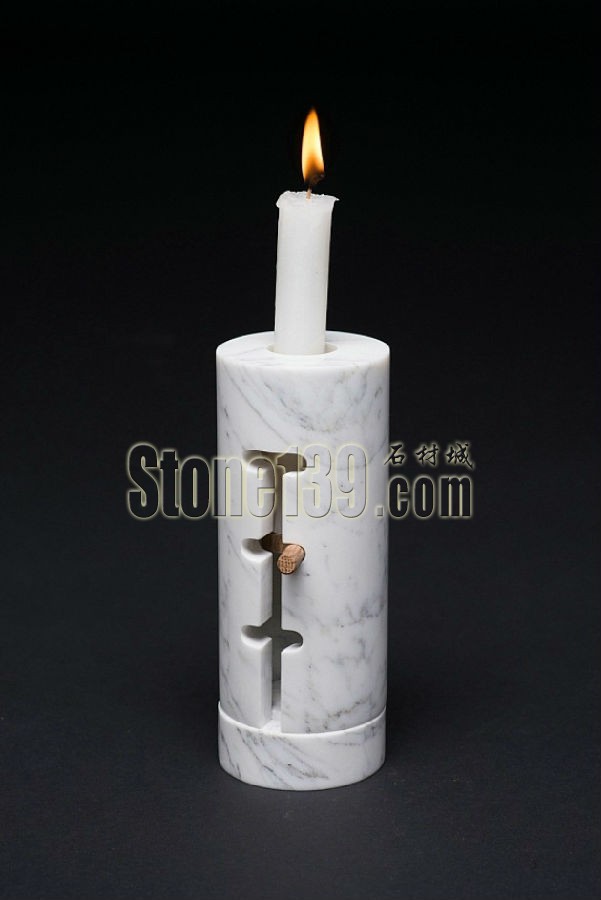 Odnosvechnik大理石燭臺(tái)2.jpg 設(shè)計(jì)師Yaroslav Misonzhnikov設(shè)計(jì)的大理石燭臺(tái)
