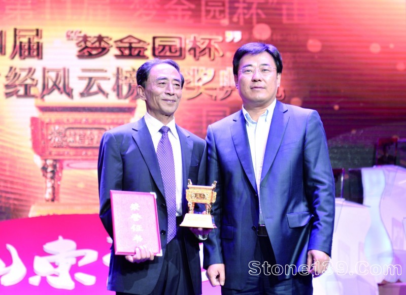 齊魯傳媒集團(tuán)副總編輯、經(jīng)濟(jì)導(dǎo)報(bào)社總編輯劉加增右為孫玉林頒獎(jiǎng)