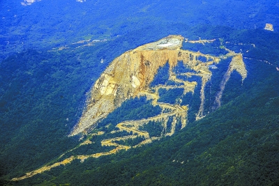 湖南臨湘市白羊田鎮(zhèn)大理石開(kāi)采后山體像枯萎的樹(shù)葉