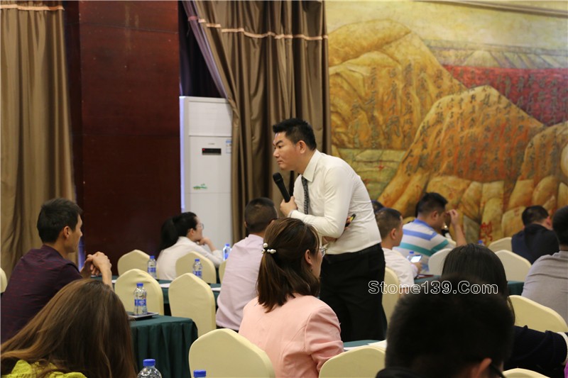  4月18日下午，石邦慈善之夜公益項目第一課《逆境突圍，企業(yè)的競爭力轉(zhuǎn)型策略》在五洲酒店3樓中會議廳如約開講。