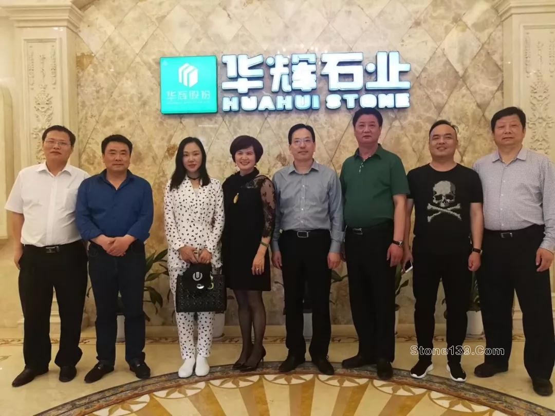 湖北團(tuán)風(fēng)縣委常委涂軍率隊(duì)考察調(diào)研水頭石材企業(yè) 湖北團(tuán)風(fēng)縣領(lǐng)導(dǎo)率隊(duì)考察調(diào)研福建水頭石材企業(yè)