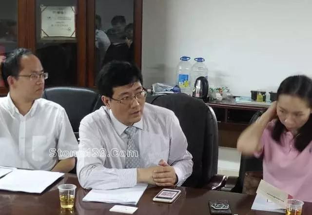 廈門市石材商會召開美國石英石臺面雙反案律師輔導(dǎo)專題會 廈門石材貿(mào)易人士開會應(yīng)對美國石英石臺面雙反調(diào)查