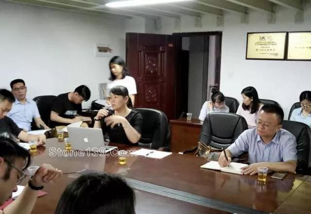 廈門市石材商會召開美國石英石臺面雙反案律師輔導(dǎo)專題會 廈門石材貿(mào)易人士開會應(yīng)對美國石英石臺面雙反調(diào)查