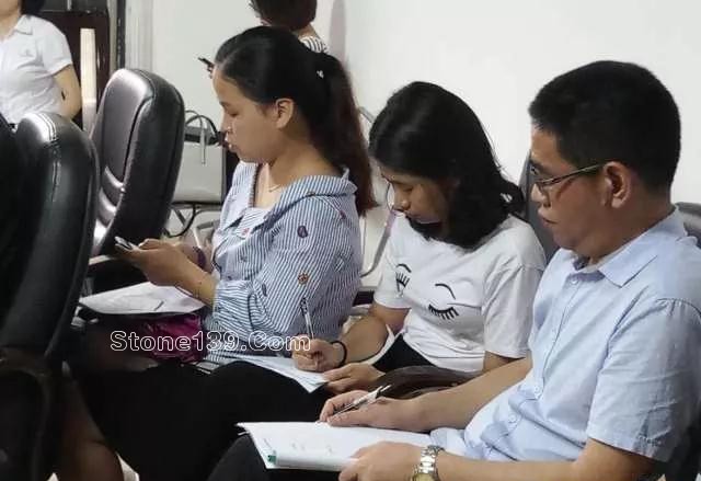 廈門市石材商會召開美國石英石臺面雙反案律師輔導(dǎo)專題會 廈門石材貿(mào)易人士開會應(yīng)對美國石英石臺面雙反調(diào)查