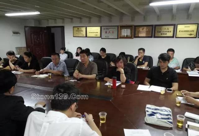 廈門市石材商會召開美國石英石臺面雙反案律師輔導(dǎo)專題會 廈門石材貿(mào)易人士開會應(yīng)對美國石英石臺面雙反調(diào)查