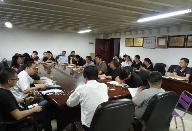 廈門市石材商會召開美國石英石臺面雙反案律師輔導(dǎo)專題會 廈門石材貿(mào)易人士開會應(yīng)對美國石英石臺面雙反調(diào)查