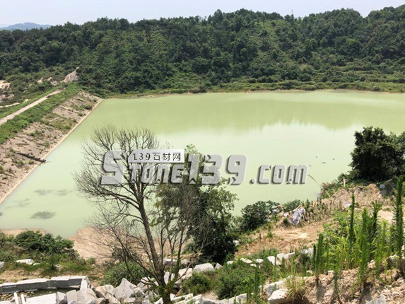 江西都昌縣因存在石材礦山未落實環(huán)境問題被中央環(huán)保督察組通報 都昌縣東升水庫被當作采石場的渣場,成了“牛奶湖”