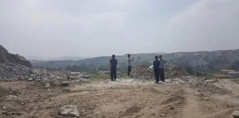 山東五蓮縣安監(jiān)局聘請安全專家對全縣136處花崗石廢料渣場進(jìn)行安全檢查