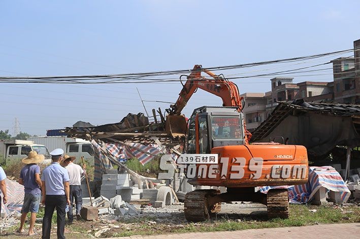 廣東羅定市大力整治大崗路石材加工點，為市民營造良好生活環(huán)境