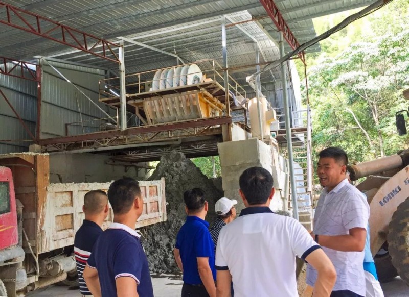 南安石材協(xié)會一行人參觀福建富強石材礦區(qū)