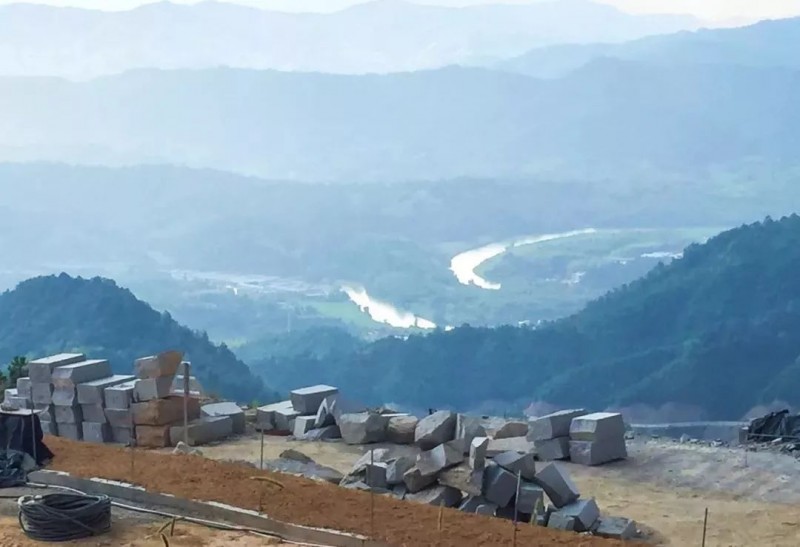南安石材協(xié)會一行人參觀福建富強石材礦區(qū)