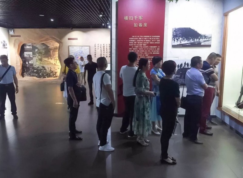 南安石材協(xié)會一行人參觀福建富強石材礦區(qū)