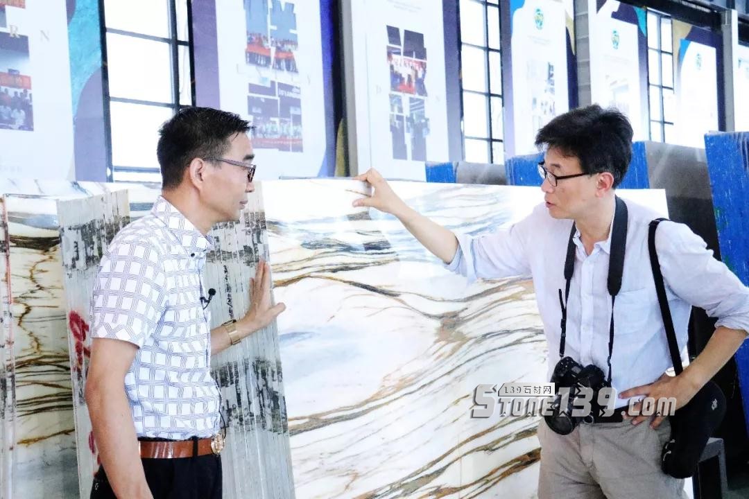 韓國KBS廣播電視臺一行蒞臨STA外貿多彩板倉拍攝報道 韓國電臺財富外貿多彩板倉現(xiàn)場
