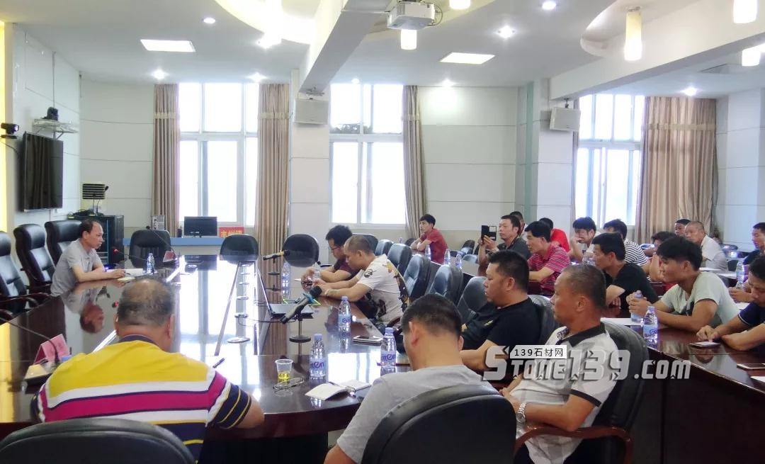 福建南安市豐州鎮(zhèn)召開(kāi)石材行業(yè)污染整治工作會(huì)議 福建南安市豐州鎮(zhèn)召開(kāi)石材行業(yè)污染整治工作會(huì)議現(xiàn)場(chǎng)