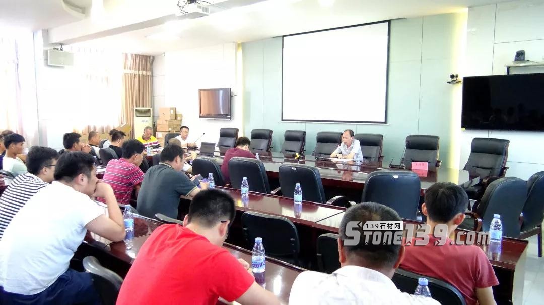 福建南安市豐州鎮(zhèn)召開(kāi)石材行業(yè)污染整治工作會(huì)議 福建南安市豐州鎮(zhèn)召開(kāi)石材行業(yè)污染整治工作會(huì)議現(xiàn)場(chǎng)