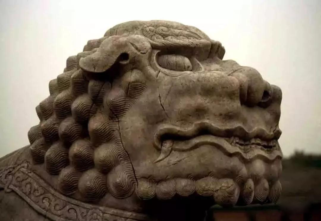 古老的石雕裝飾-皇家雕塑，歷史見證石頭上的滄桑和溫度