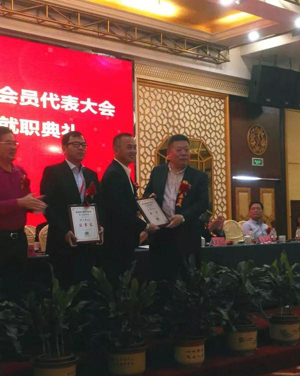 福建惠安縣石雕石材協(xié)會(huì)換屆大會(huì)圓滿舉行 福建惠安縣石雕石材協(xié)會(huì)換屆大會(huì)現(xiàn)場(chǎng)