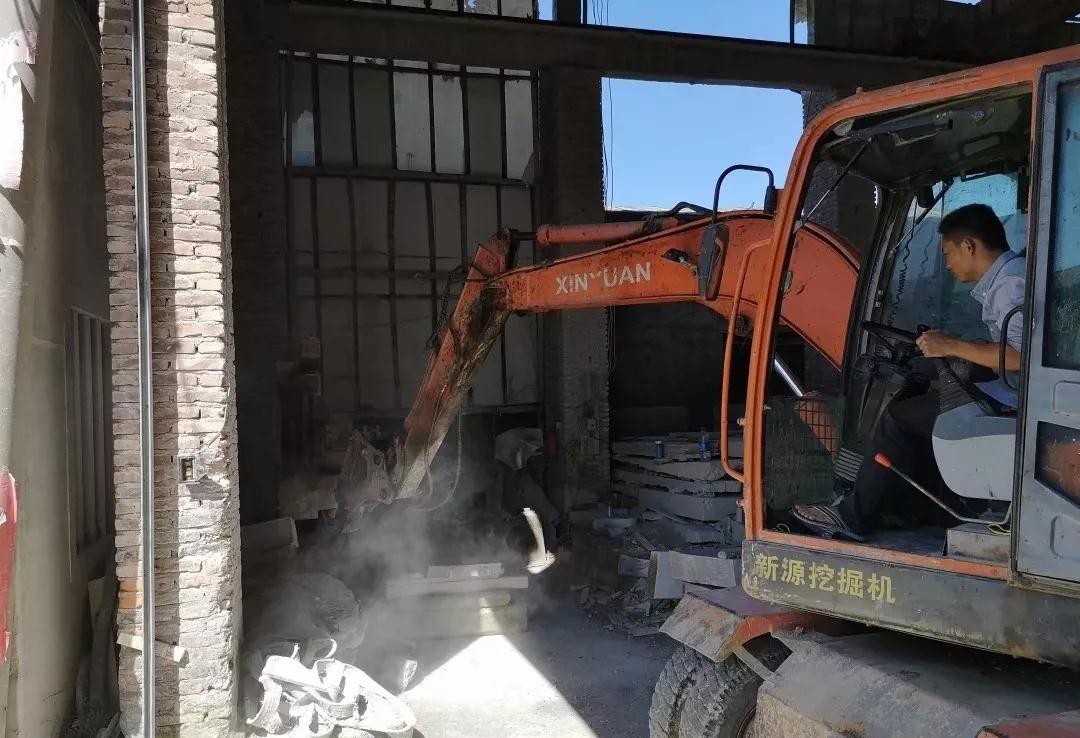 福建南安市豐州鎮(zhèn)開(kāi)展石材行業(yè)環(huán)保整治雷霆行動(dòng) 福建南安市豐州鎮(zhèn)石材行業(yè)環(huán)保整治現(xiàn)場(chǎng)