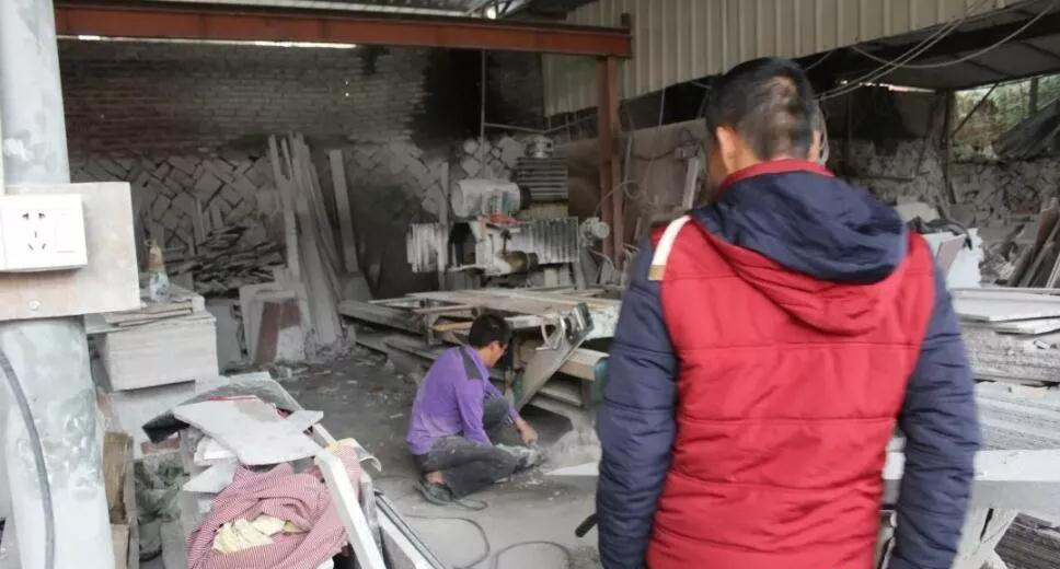南安市洪梅鎮(zhèn)26家石材加工廠進行依法關停、拆除生產(chǎn)設備