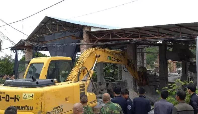 南安市洪梅鎮(zhèn)26家石材加工廠進行依法關停、拆除生產(chǎn)設備