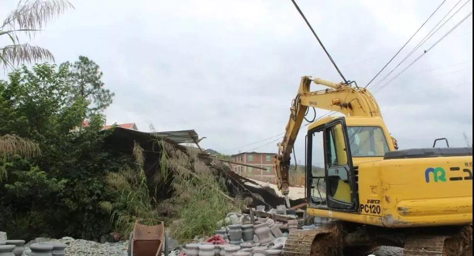 南安市洪梅鎮(zhèn)26家石材加工廠進行依法關停、拆除生產(chǎn)設備