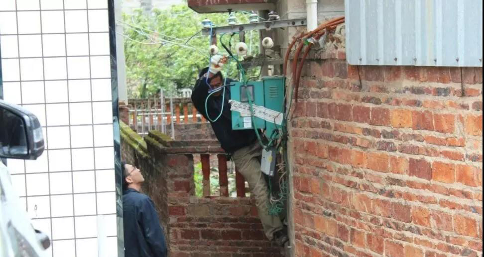 南安市洪梅鎮(zhèn)26家石材加工廠進行依法關停、拆除生產(chǎn)設備