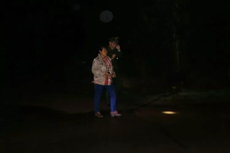 海南?？谑忻捞m區(qū)午夜突擊執(zhí)法檢查20家石材加工企業(yè)