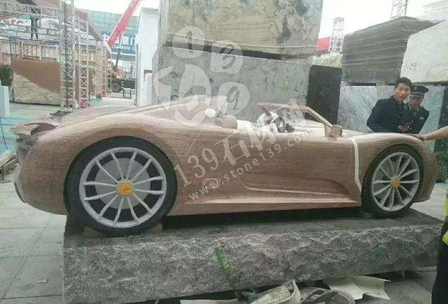 廈門(mén)石材展上的跑車(chē)石雕 玩出瓷磚不敢觸碰的高度