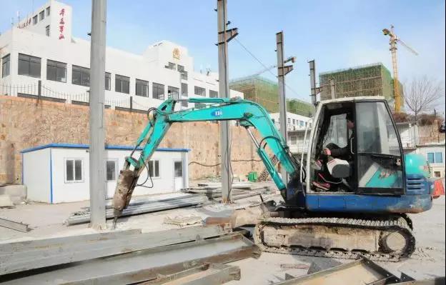 山東青島嶗山區(qū)中韓街道6000平石材廠被拆除，清運(yùn)石料2000噸