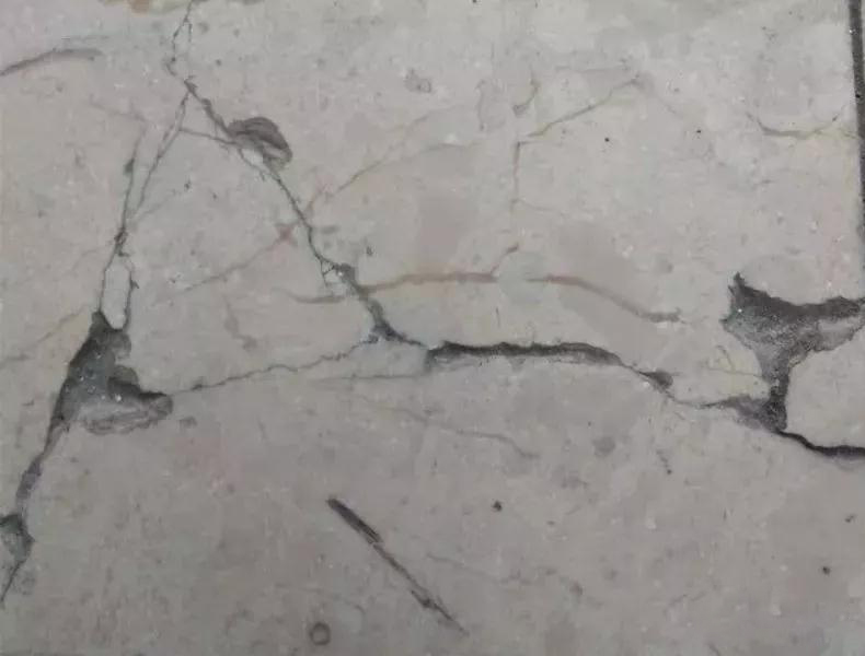 新鋪的這樣大理石為何出現(xiàn)裂紋，該怎么解決呢？