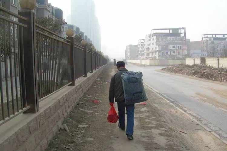 一個(gè)被遺忘的42歲石材工人，在車站“過”端午