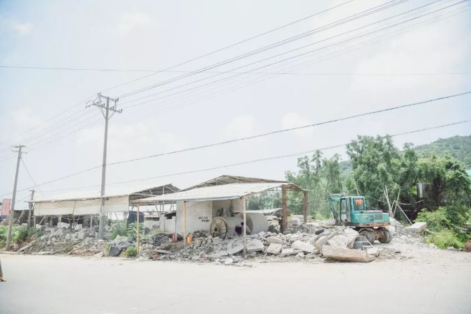 南安市石井鎮(zhèn)“重拳出擊”：取締“三無(wú)”石材加工廠，拆除面積總計(jì)1670平方米