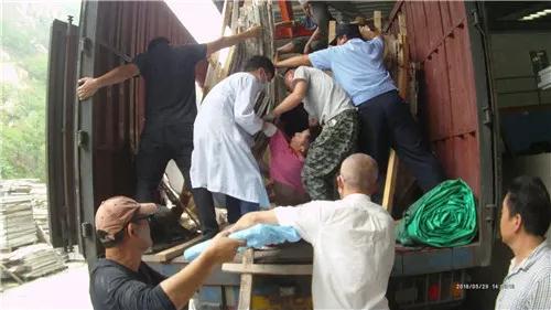 事發(fā)蘇州：數(shù)噸石板卸貨時掉落，工人被砸失去意識，民警火速救援