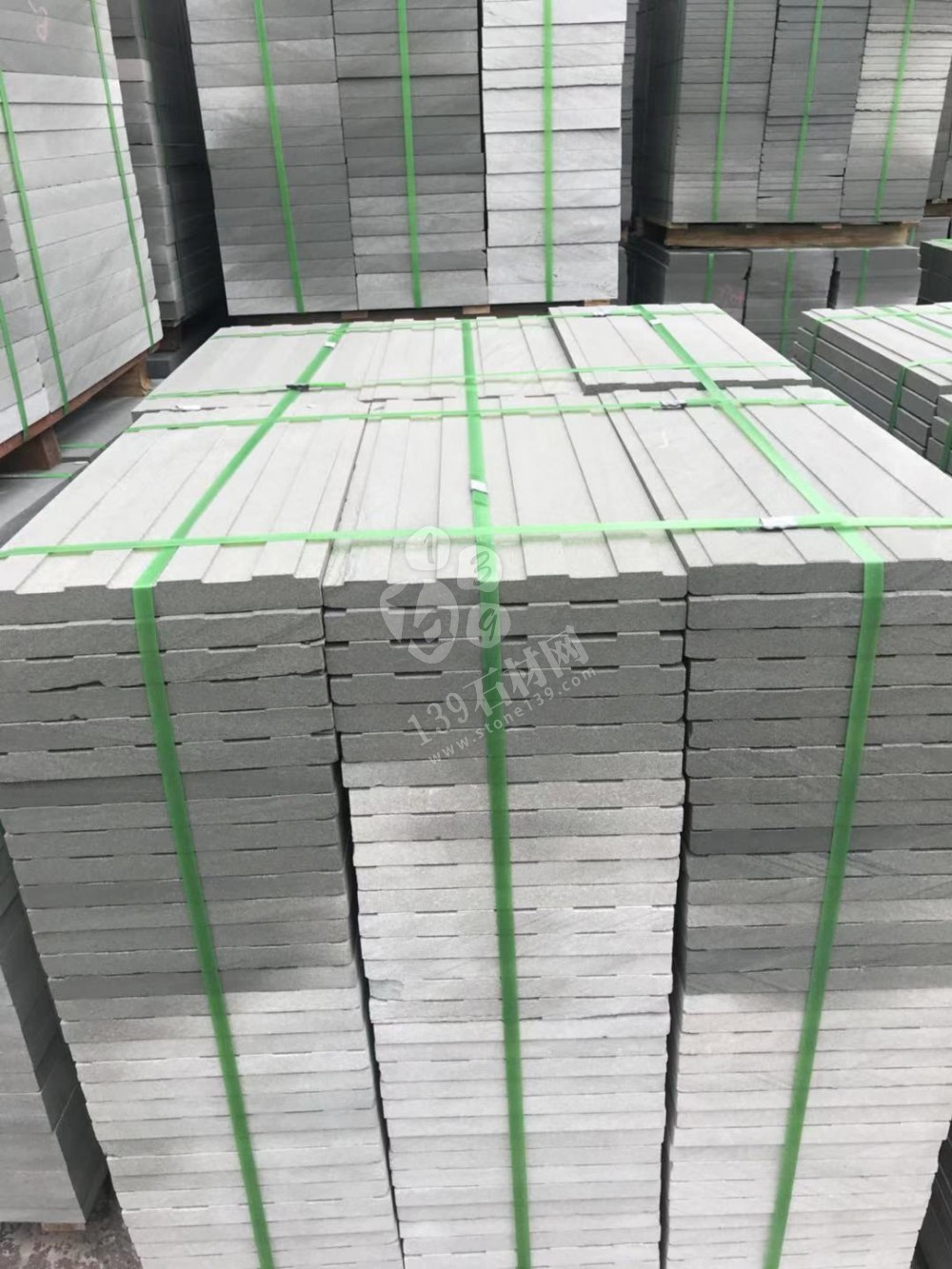 達(dá)州輝騰石材專業(yè)提供青石路沿石、欄桿、地鋪石、臺階石的園林青石產(chǎn)品