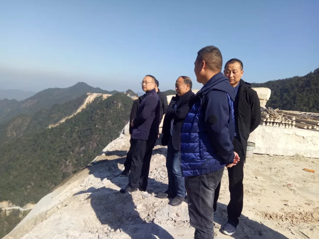 德興市委常委、市紀(jì)委書記、市監(jiān)委主任李元濤到龍頭山鄉(xiāng)現(xiàn)場(chǎng)督導(dǎo)石材整治工作