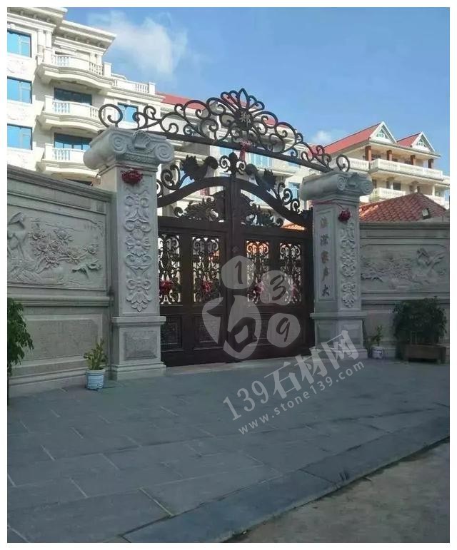 別人家的大門(mén)和圍欄讓人羨慕不已，全用大理石，華麗又大氣
