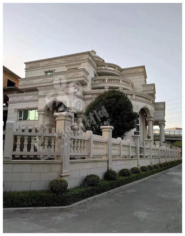 別人家的大門(mén)和圍欄讓人羨慕不已，全用大理石，華麗又大氣
