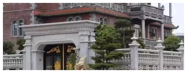 別人家的大門(mén)和圍欄讓人羨慕不已，全用大理石，華麗又大氣