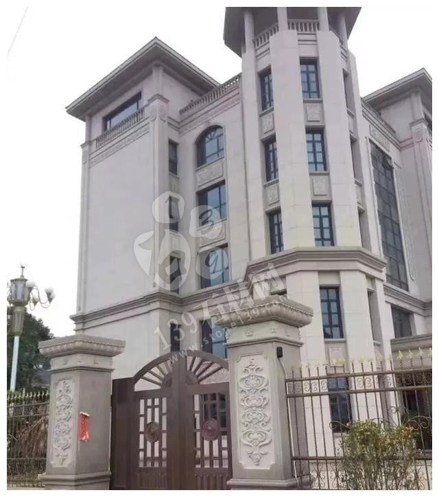 別人家的大門(mén)和圍欄讓人羨慕不已，全用大理石，華麗又大氣