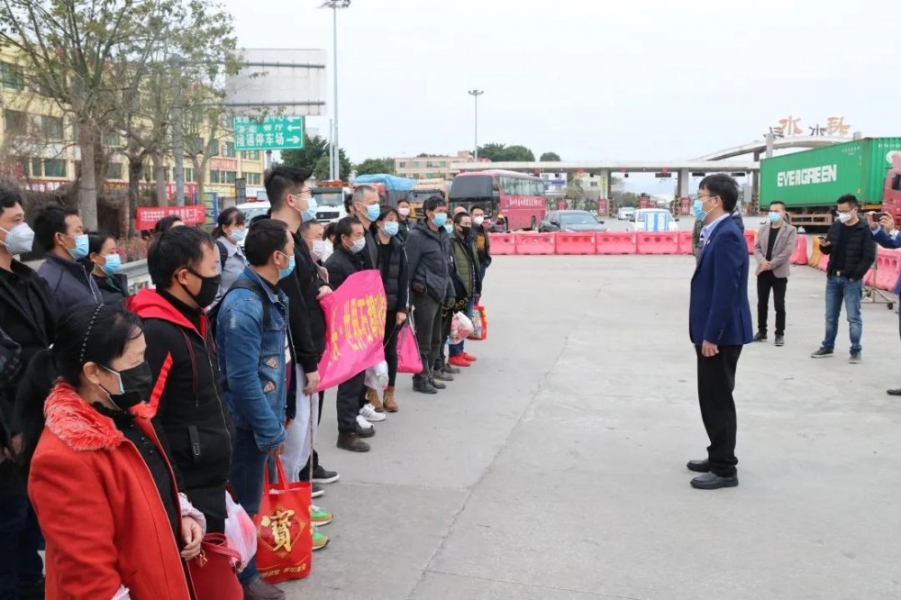 49名省外員工乘政府包車抵達(dá)中國石都福建水頭！