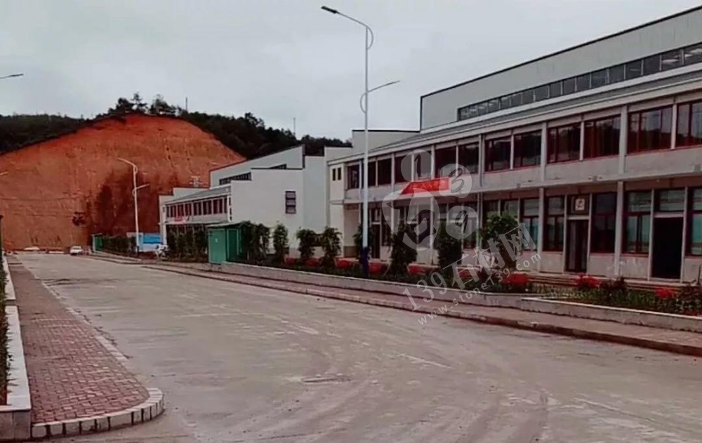 福建龍巖“永定紅”石材礦區(qū)熱火朝天，永定紅正常生產(chǎn)！