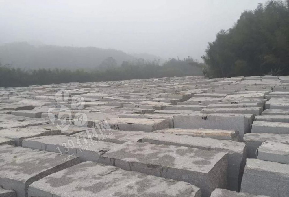 福建龍巖“永定紅”石材礦區(qū)熱火朝天，永定紅正常生產(chǎn)！