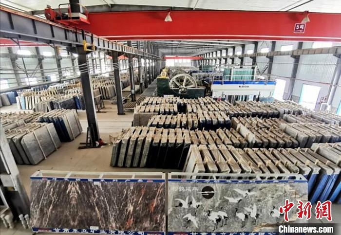 甘肅金塔戈壁（羅馬灰、金絲灰）石材變“金材玉料” 訂單漂洋過海漸增多