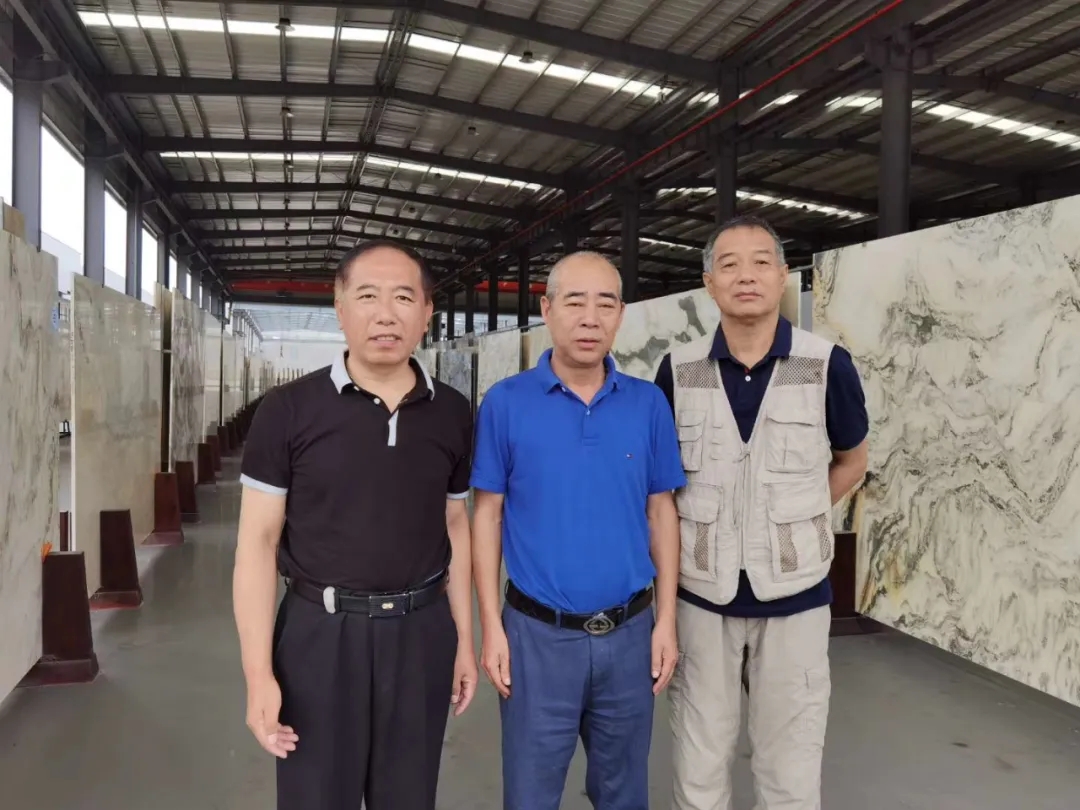 全國(guó)工商聯(lián)石材業(yè)商會(huì)秘書(shū)長(zhǎng)一行走訪考察浙江石材市場(chǎng)