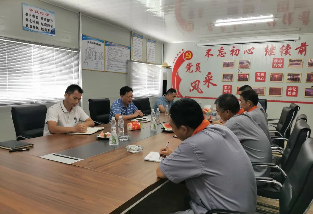 廣西黑白根產(chǎn)地灌陽(yáng)縣副縣長(zhǎng)楊小龍深入文市鎮(zhèn)電筒山大理石礦區(qū)調(diào)研石材開采工作