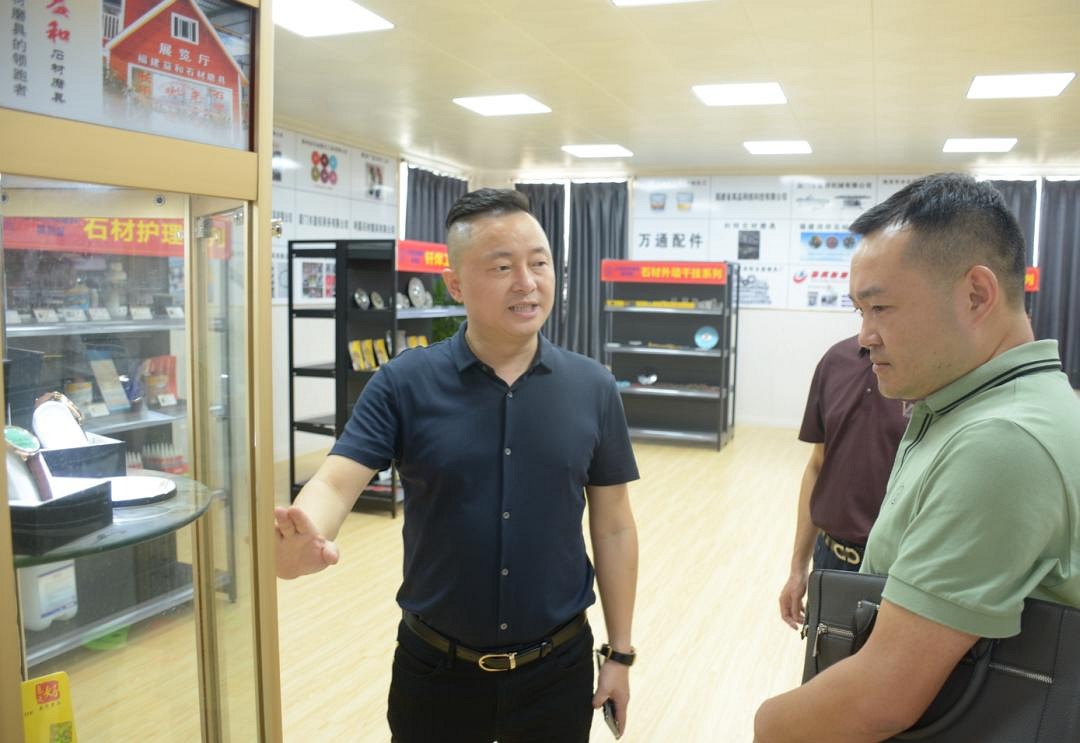 南京大學泉州環(huán)保產業(yè)研究院常務副院長胡大波調研石材機械輔料產業(yè)