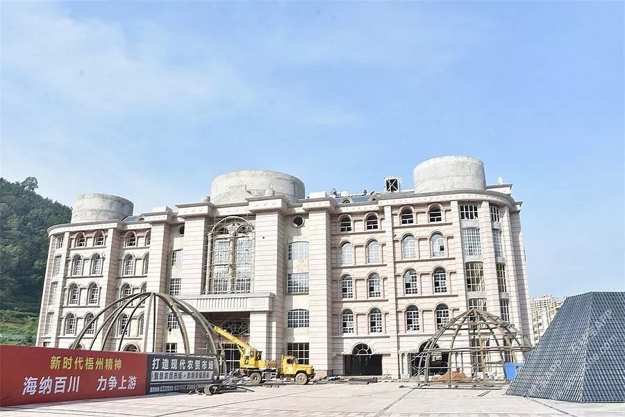 「楓葉紅」外墻干掛，打造“紅色宮殿”，花崗巖工程裝飾無(wú)可替代