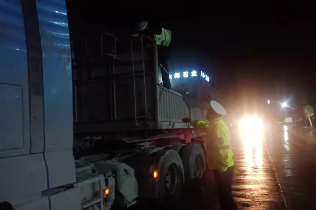 湖北麻城成立專班整治石材產(chǎn)業(yè)貨運車輛，6家企業(yè)被下達責(zé)令整改通知書
