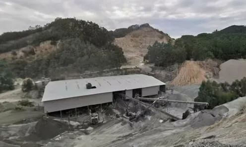 福建泉州磊秀石材涂嶺礦山照證到期本應(yīng)復(fù)墾復(fù)綠，為何仍晝夜釆挖