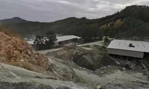 福建泉州磊秀石材涂嶺礦山照證到期本應(yīng)復(fù)墾復(fù)綠，為何仍晝夜釆挖